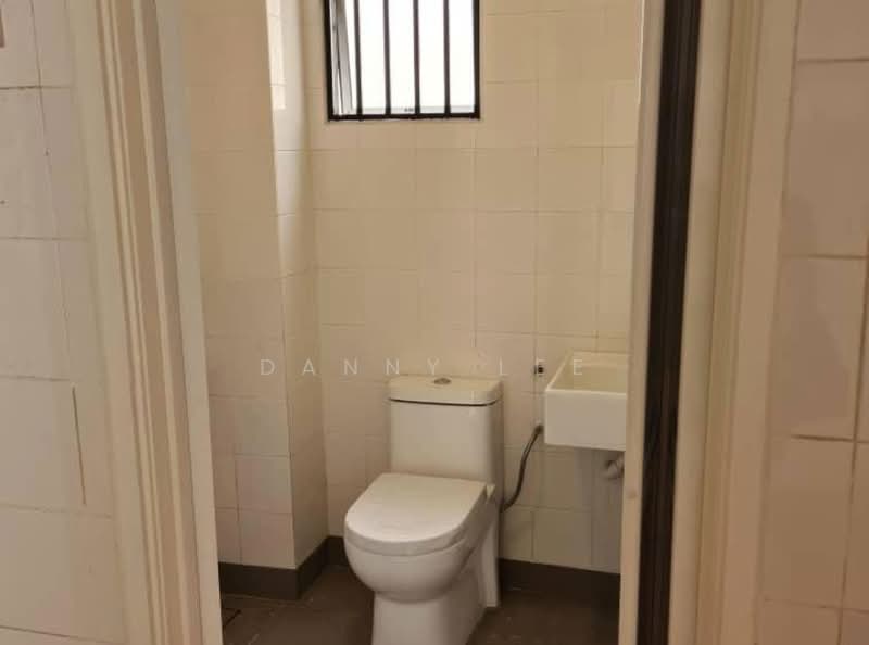 Rumah Teres 2 Tingkat untuk Dijual di Bandar Putra Permai (Seri Kembangan) - Danny Lee - Bathroom - PropertyGuru.com.my