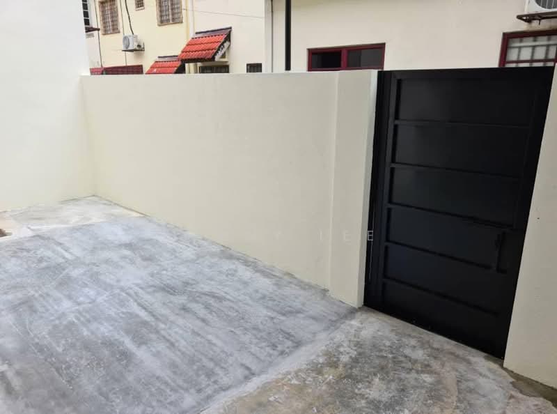 Rumah Teres 2 Tingkat untuk Dijual di Bandar Putra Permai (Seri Kembangan) - Danny Lee - Exterior - PropertyGuru.com.my