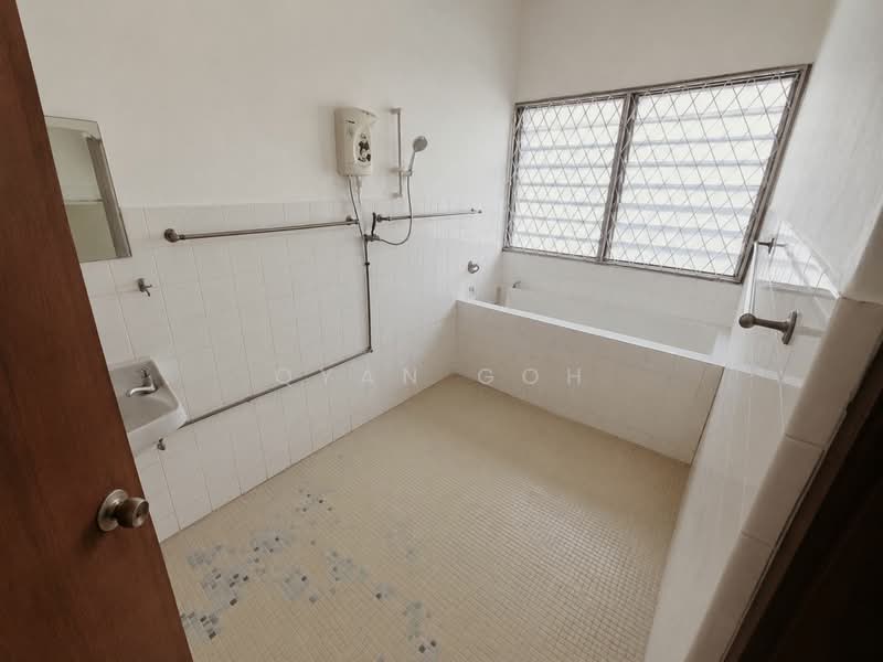 2-storey Terraced House for Rent in Island Glades (Jelutong) - Qyan Goh - Bathroom - PropertyGuru.com.my