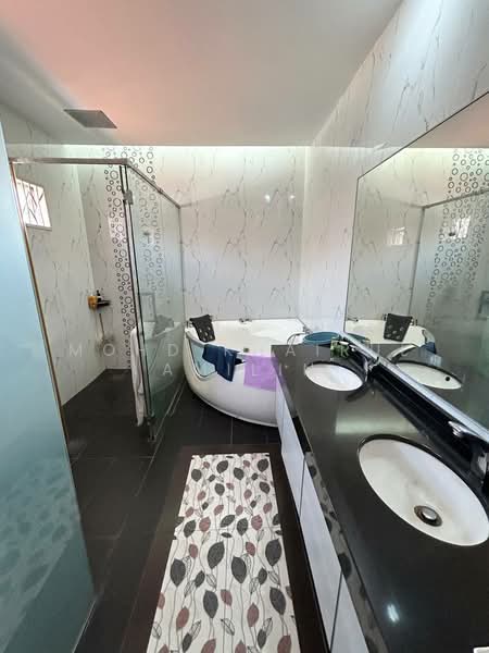 Bungalow for Sale in Desa Pinggiran Putra (Dengkil) - Mohd Khairul Amilin - Bathroom - PropertyGuru.com.my