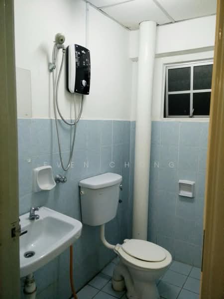 Service Residence for Sale at Serdang Skyvillas (Serdang Perdana) - Even Chong - Bathroom - PropertyGuru.com.my