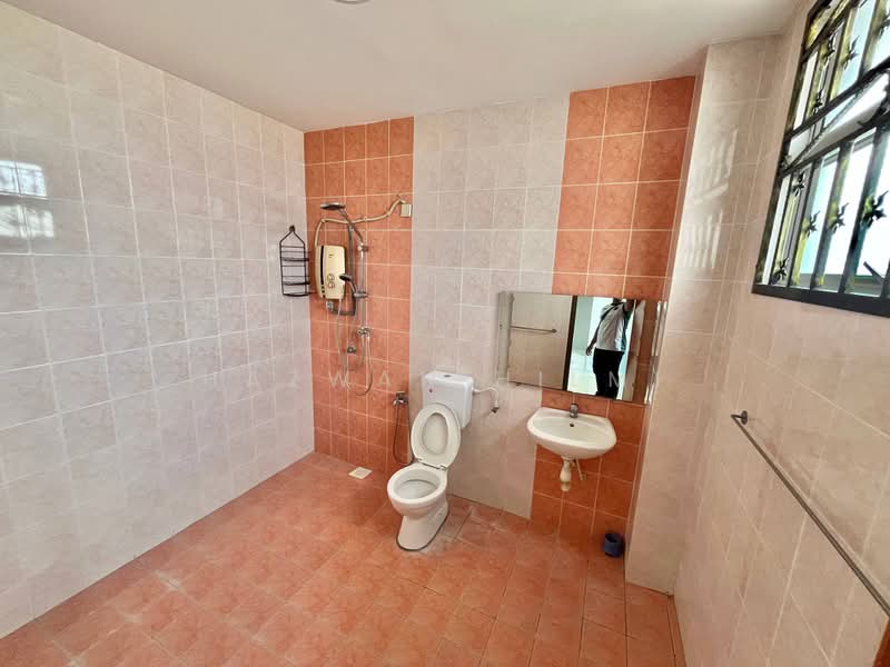 Semi-Detached House for Sale in Taman Kajang Impian (Kajang) - Hazwan Hilmi - Bathroom - PropertyGuru.com.my