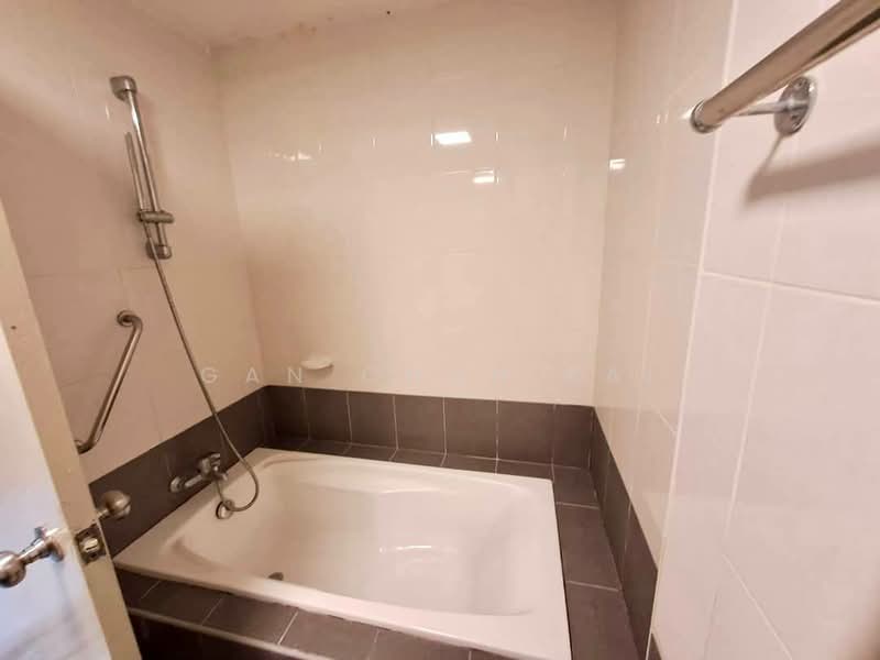 Servis Apartment untuk Disewa di Birch Regency @ Penang Times Square - Gan Chun Kai - Bathroom - PropertyGuru.com.my