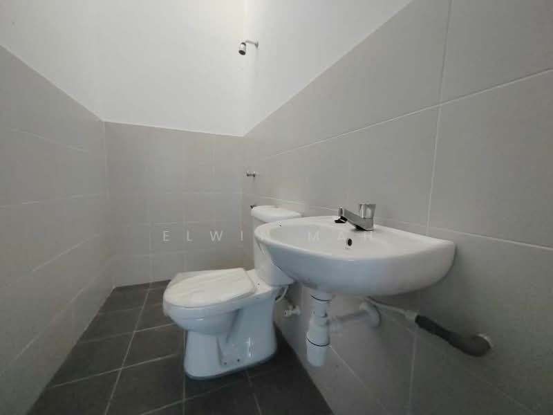 2-storey Terraced House for Sale in Taman Kundang Jaya (Rawang) - Elwin Mah - Bathroom - PropertyGuru.com.my