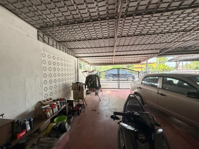1-storey Terraced House for Sale in Seksyen 18 (Shah Alam) - Nur Amita Tahir - Car Park - PropertyGuru.com.my