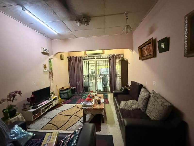 1-storey Terraced House for Sale in Seksyen 18 (Shah Alam) - Nur Amita Tahir - Living Room - PropertyGuru.com.my
