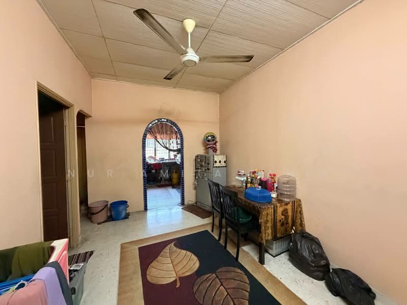 1-storey Terraced House for Sale in Seksyen 18 (Shah Alam) - Nur Amita Tahir - Dining Room - PropertyGuru.com.my