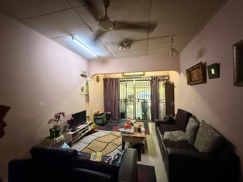 1-storey Terraced House for Sale in Seksyen 18 (Shah Alam) - Nur Amita Tahir - Living Room - PropertyGuru.com.my