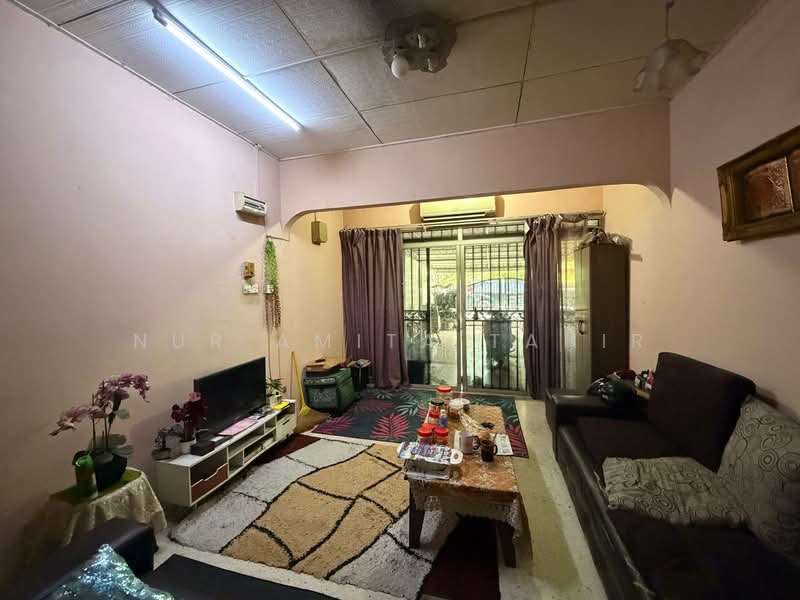 1-storey Terraced House for Sale in Seksyen 18 (Shah Alam) - Nur Amita Tahir - Living Room - PropertyGuru.com.my