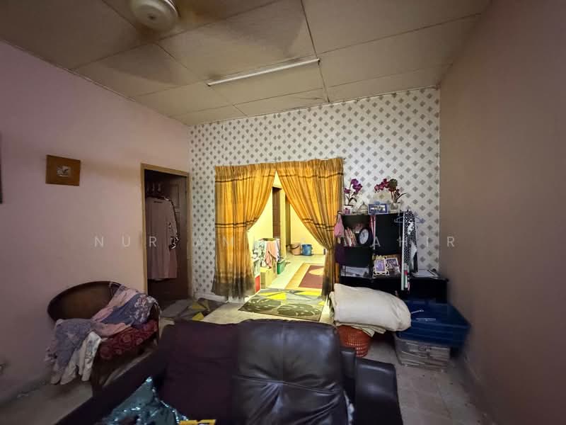 1-storey Terraced House for Sale in Seksyen 18 (Shah Alam) - Nur Amita Tahir - Living Room - PropertyGuru.com.my