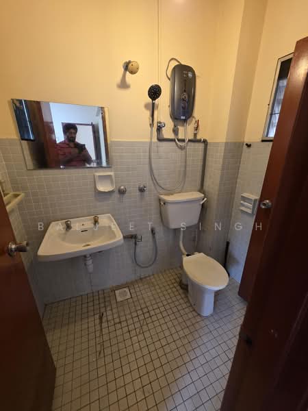 2.5-storey Terraced House for Sale in Subang Jaya (Selangor) - Baljeet Singh - Bathroom - PropertyGuru.com.my