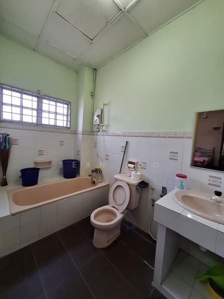 2-storey Terraced House for Sale in Taman Serdang Raya (Seri Kembangan) - Sean Loo - Bathroom - PropertyGuru.com.my