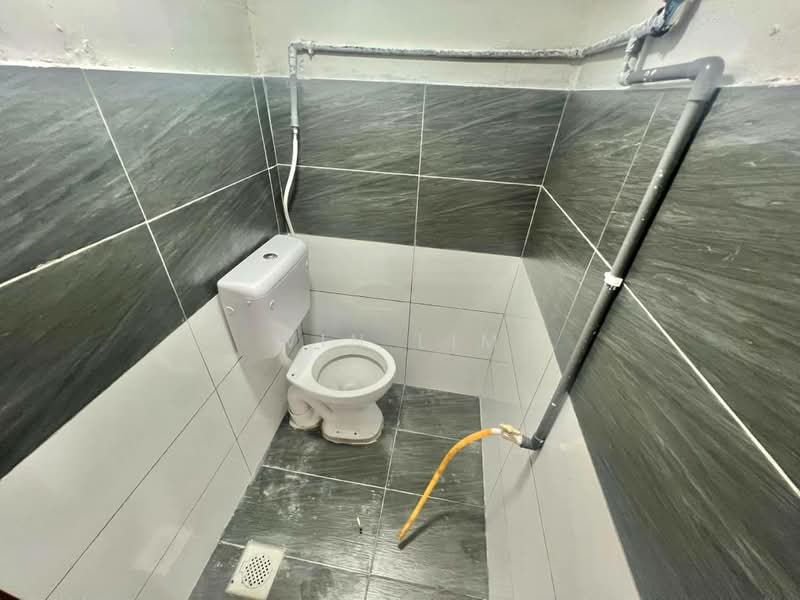 Rumah Teres 2 Tingkat untuk Dijual di Taman Intan Kluang (Kluang) - Win Lim - Bathroom - PropertyGuru.com.my