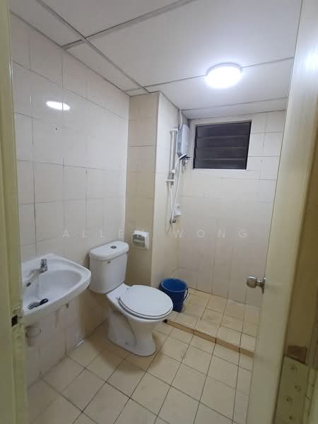 Apartment for Rent at Bayu Puteri - Allen Wong - Master Bedroom Bathroom - PropertyGuru.com.my