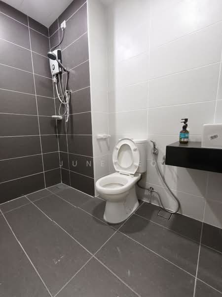 Servis Apartment untuk Disewa di KSL Residence @ Daya - June Teo - Bathroom - PropertyGuru.com.my