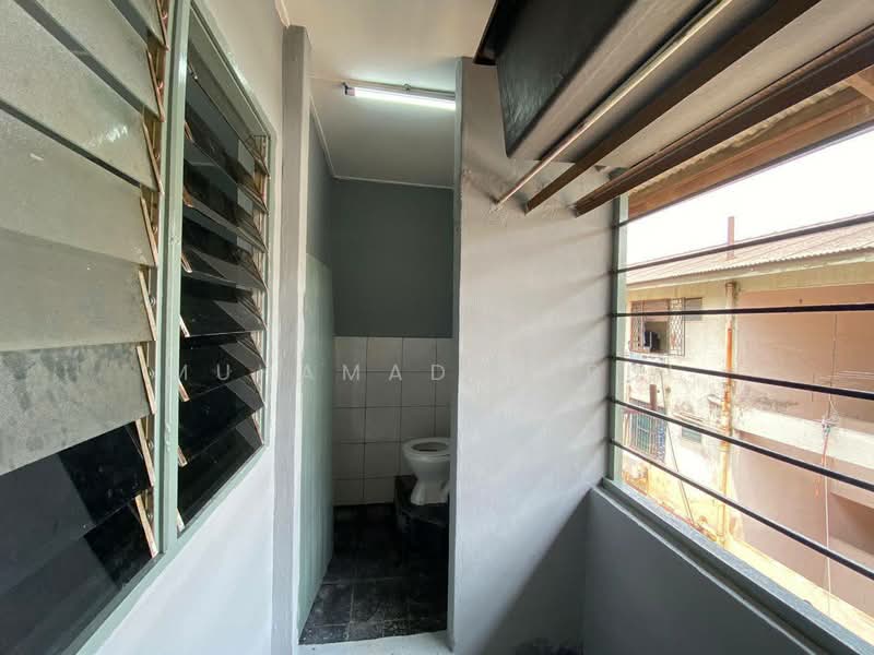 Rumah Flat untuk Dijual di Flat Taman Ungku Tun Aminah - Muhamad Asrul - Bathroom - PropertyGuru.com.my