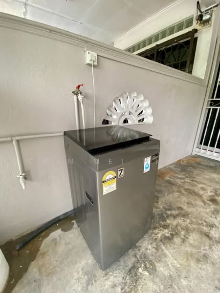Rumah Teres 1 Tingkat untuk Disewa di Seremban (Negeri Sembilan) - Chin Mei Ling - Washing machine at car porch - PropertyGuru.com.my