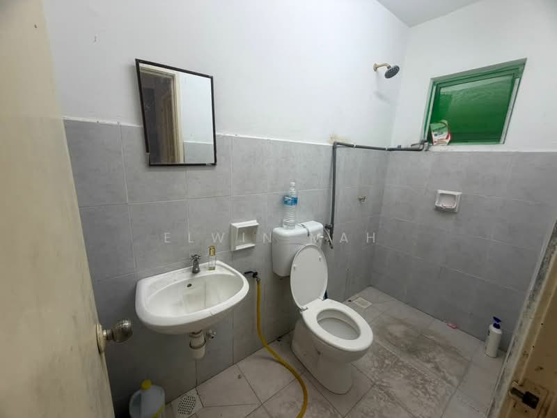 Semi-Detached House for Sale in Taman Garing Utama (Rawang) - Elwin Mah - Bathroom - PropertyGuru.com.my