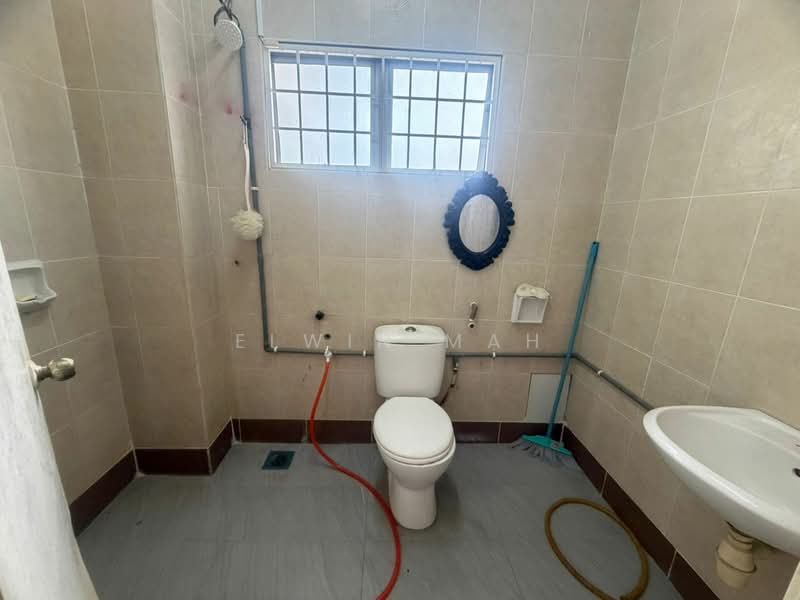 Semi-Detached House for Sale in Taman Garing Utama (Rawang) - Elwin Mah - Bathroom - PropertyGuru.com.my