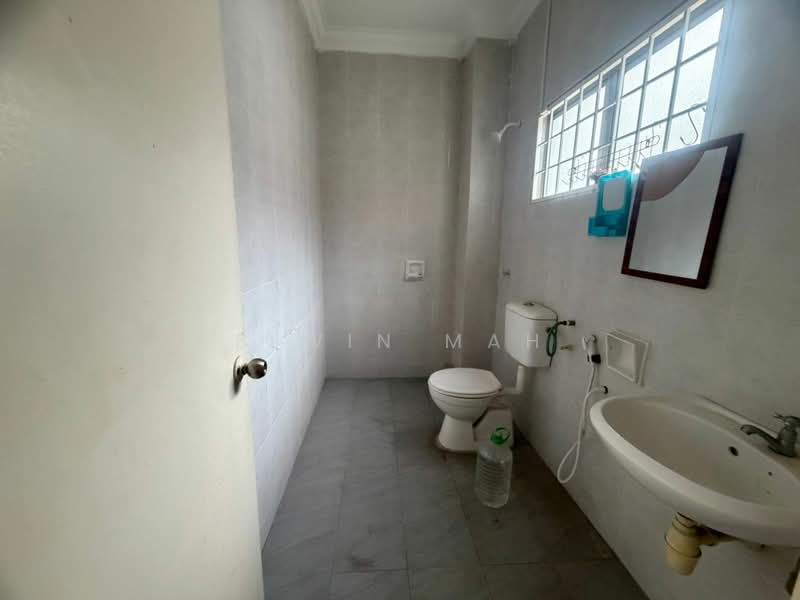 Semi-Detached House for Sale in Taman Garing Utama (Rawang) - Elwin Mah - Bathroom - PropertyGuru.com.my