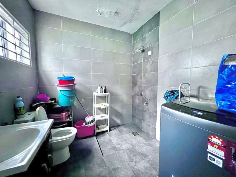 Rumah Teres 2 Tingkat untuk Dijual di Taman Cahaya Alam (Shah Alam) - Fahana Rashid - Bathroom - PropertyGuru.com.my