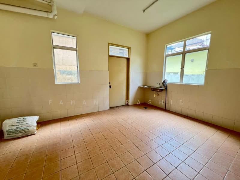 Semi-Detached House for Sale in Subang Bestari (Shah Alam) - Fahana Rashid - Kitchen - PropertyGuru.com.my