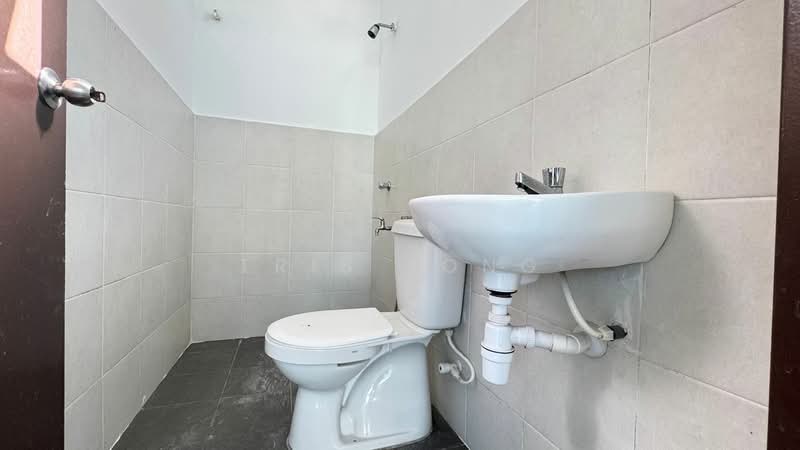 Rumah Teres untuk Disewa di Taman Kundang Jaya (Rawang) - Tris Jong - Bathroom - PropertyGuru.com.my