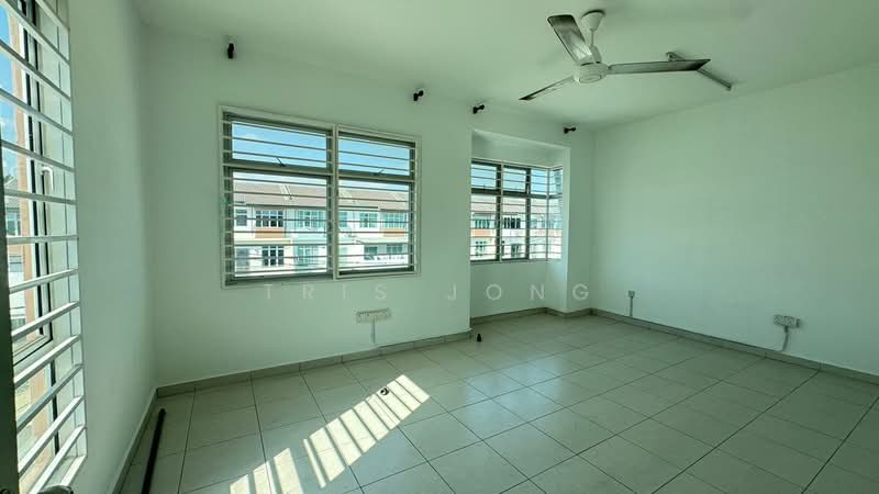 Rumah Teres untuk Disewa di Taman Kundang Jaya (Rawang) - Tris Jong - Living Room - PropertyGuru.com.my