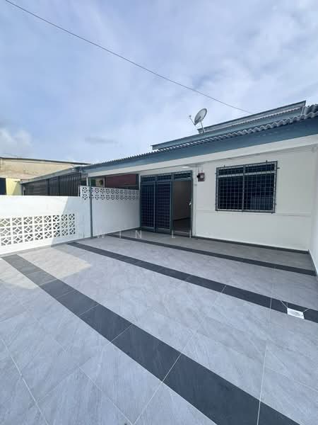 1-storey Terraced House for Sale in Batu Pahat (Johor) - Win Lim - Exterior - PropertyGuru.com.my