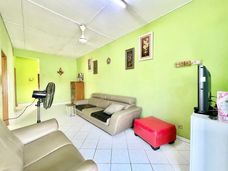 Rumah Teres 1 Tingkat untuk Dijual di Bandar Rinching Seksyen 5 (Semenyih) - JUMIDAH (JUE) - Living Room - PropertyGuru.com.my