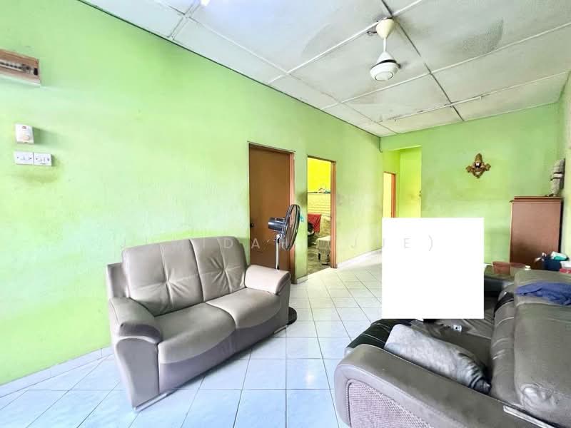 Rumah Teres 1 Tingkat untuk Dijual di Bandar Rinching Seksyen 5 (Semenyih) - JUMIDAH (JUE) - Living Room - PropertyGuru.com.my