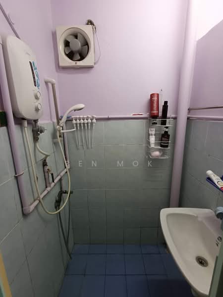 Pangsapuri untuk Dijual di Impiana Apartment - Ben Mok - Bathroom - PropertyGuru.com.my