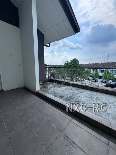 Rumah Teres untuk Dijual di Bandar Tropicana Aman (Telok Panglima Garang) - Raymond Cheng - Balcony - PropertyGuru.com.my