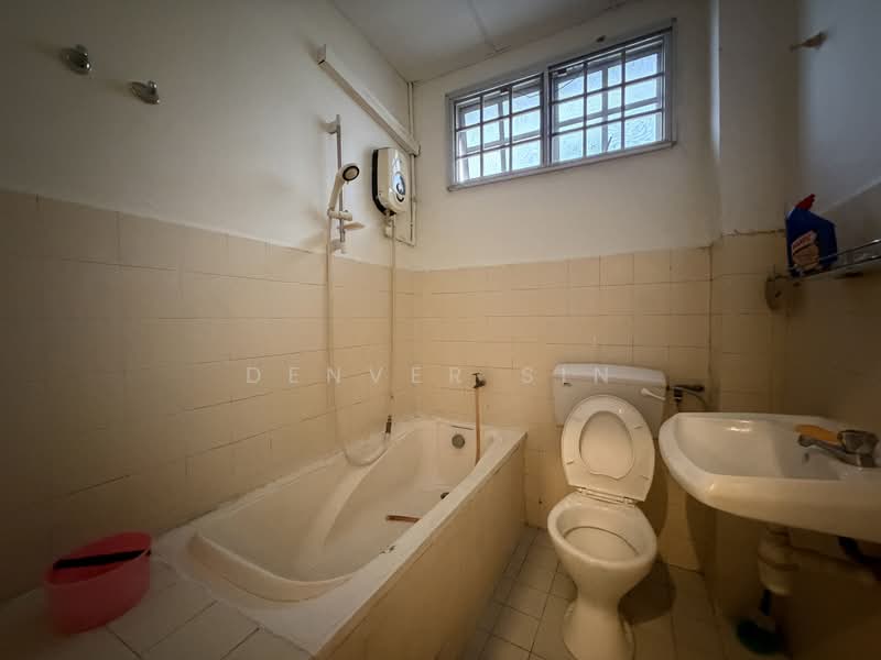 Rumah Teres 2 Tingkat untuk Dijual di Taman Taynton View (Cheras) - Denver Sin - Bathroom - PropertyGuru.com.my