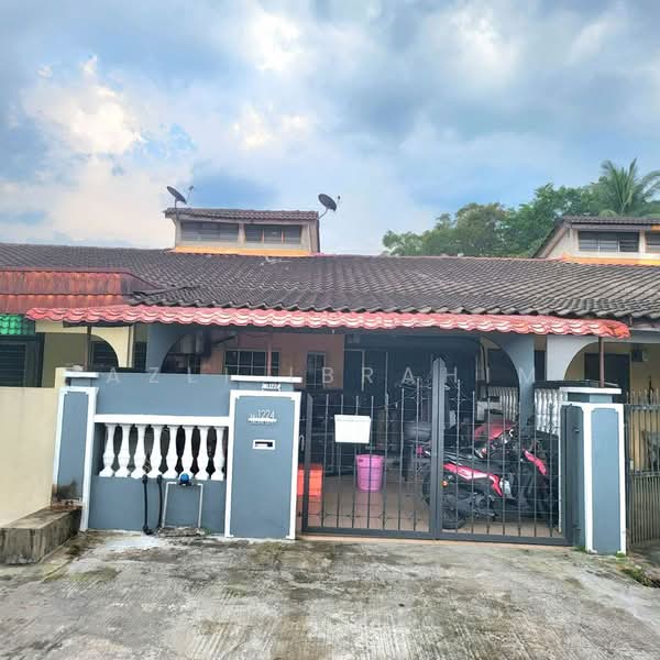 Rumah Teres 1 Tingkat untuk Dijual di Taman Sri Serdang (Seri Kembangan) - Azli Ibrahim - Exterior - PropertyGuru.com.my