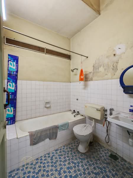 Rumah Teres 2 Tingkat untuk Dijual di Taman Chi Liung (Klang) - Kelly Teo - Bathroom - PropertyGuru.com.my
