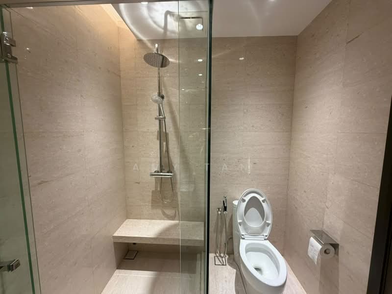 Servis Apartment untuk Disewa di Marriott Residence @ Gurney - Amy Tan - Bathroom - PropertyGuru.com.my