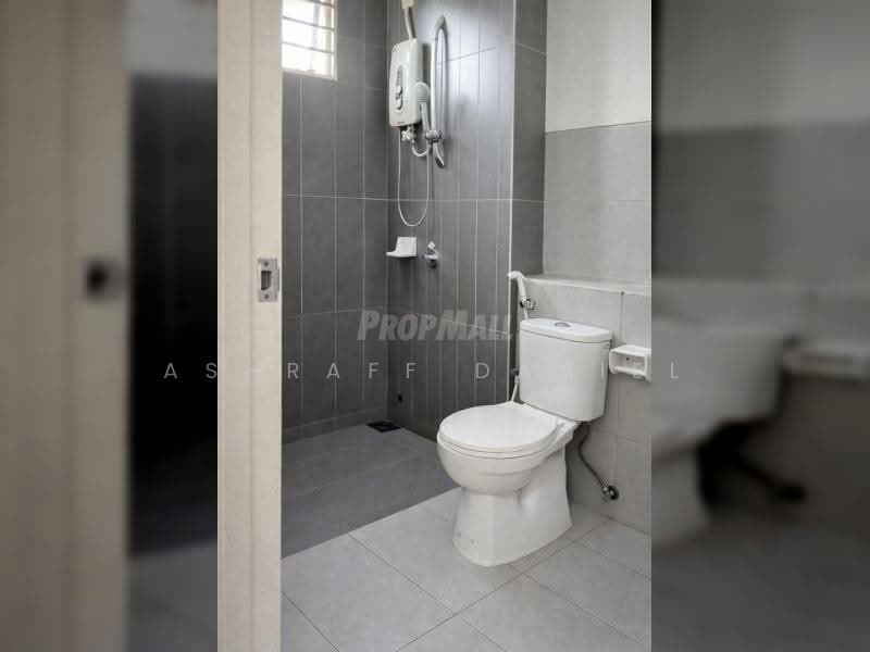 Rumah Teres untuk Dijual di Bandar Country Homes (Rawang) - Ashraff Daniel - Bathroom - PropertyGuru.com.my
