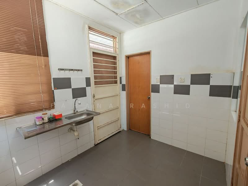 2-storey Terraced House for Sale in Saujana Utama (Selangor) - Fahana Rashid - Kitchen - PropertyGuru.com.my