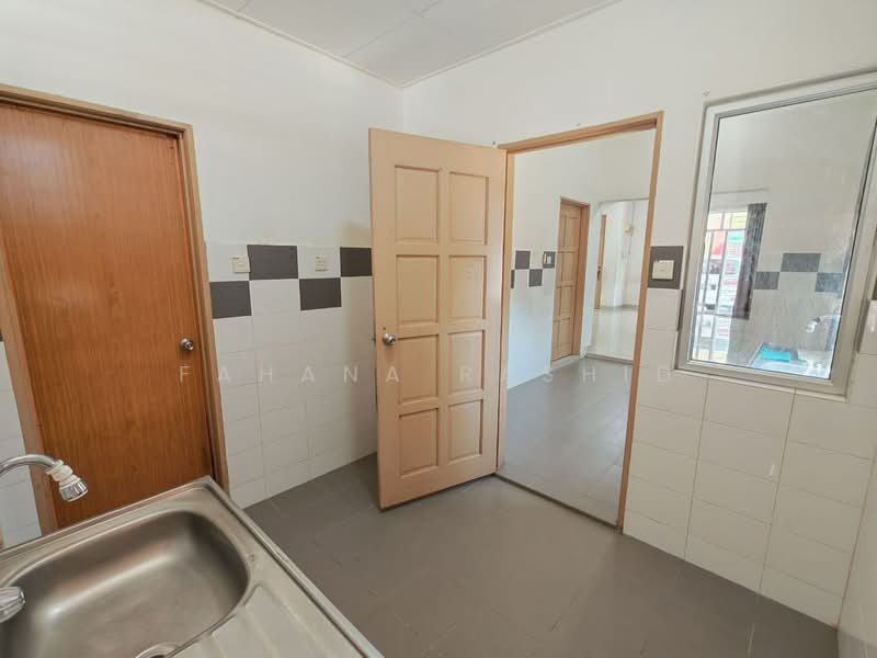 2-storey Terraced House for Sale in Saujana Utama (Selangor) - Fahana Rashid - Kitchen - PropertyGuru.com.my