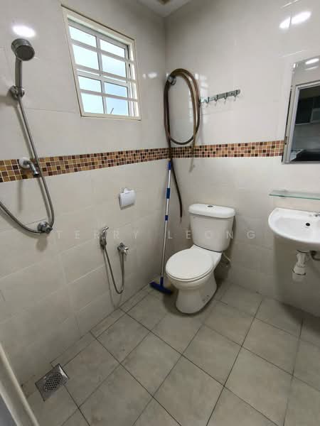 Rumah Teres untuk Disewa di Seksyen 8 (Petaling Jaya) - Terry Leong - Bathroom - PropertyGuru.com.my