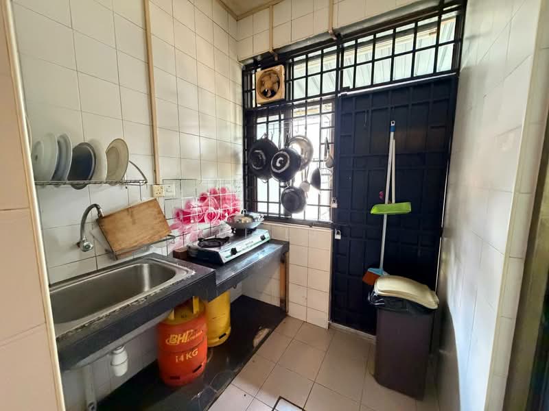 Rumah Teres 1 Tingkat untuk Dijual di Taman Molek (Johor Bahru) - Lui Lui - Kitchen - PropertyGuru.com.my