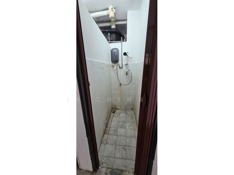 Rumah Flat untuk Disewa di Jasa - Le Ching . - Bathroom - PropertyGuru.com.my