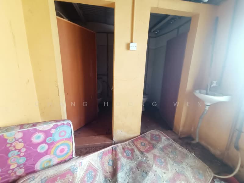 Shop / Office for Sale in Sungai Rengit (Pengerang) - Chang Hoong Wen - Bathroom - PropertyGuru.com.my