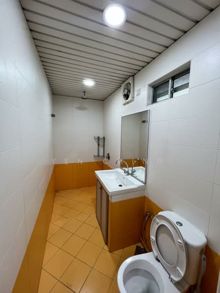 Rumah Teres 1.5 Tingkat untuk Disewa di Kepong Baru (Kepong) - Yen Ching - Bathroom - PropertyGuru.com.my
