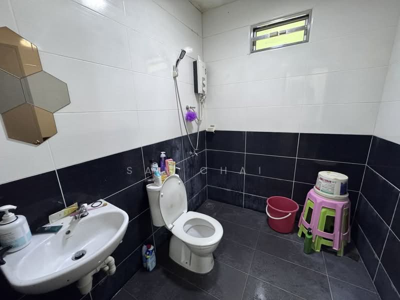 2.5-storey Terraced House for Sale in Taman Seri Orkid (Skudai) - Sam Chai - Bathroom - PropertyGuru.com.my