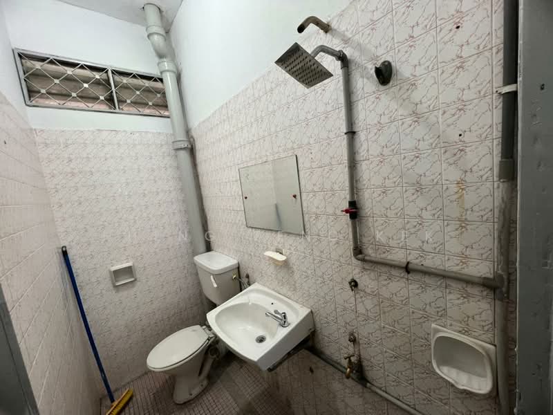 Rumah Teres 1 Tingkat untuk Dijual di Taman Inderawasih (Perai) - Kheng Teng Kek - Bathroom - PropertyGuru.com.my