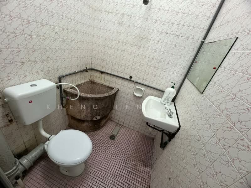 Rumah Teres 1 Tingkat untuk Dijual di Taman Inderawasih (Perai) - Kheng Teng Kek - Bathroom - PropertyGuru.com.my