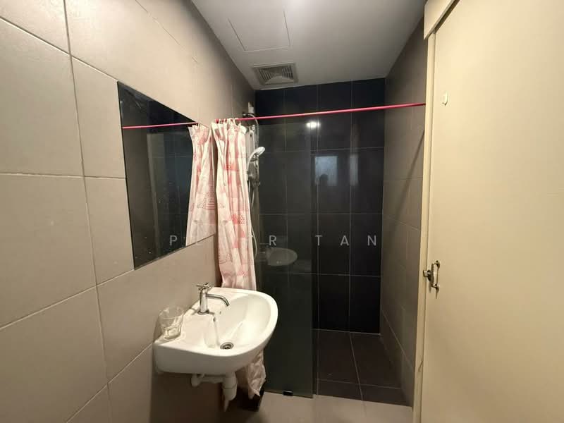Servis Apartment untuk Disewa di Avenue D'Vogue - Peter Tan - Bathroom - PropertyGuru.com.my