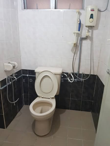 Kondominium untuk Dijual di Endah Regal Condominium - Eddie Seah - Bathroom - PropertyGuru.com.my